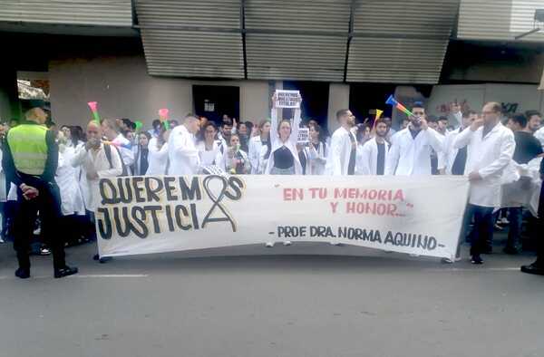 Diario HOY | Estudiantes de María Serrana se manifiestan exigiendo sus títulos al CONES