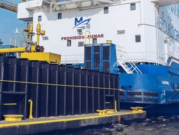 Argentina retiene una barcaza paraguaya con combustible e impide el pago del peaje · Radio Monumental 1080 AM