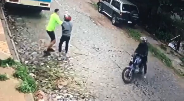 Joven se enfrenta a motoasaltantes pero le roban su teléfono - Unicanal