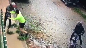 Forcejeó con los delincuentes, pero no pudo evitar el robo de su celular - trece