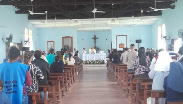 Pese a la inclemencia del tiempo, devotos marianos visitaron a la Virgen de los Remedios - Noticiero Paraguay