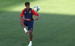 Versus / Lamine Yamal se convierte en el jugador más joven en debutar con España