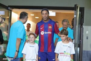 Versus / ¡Como en sus mejores tiempos! La finta de Ronaldinho para eludir a un aficionado