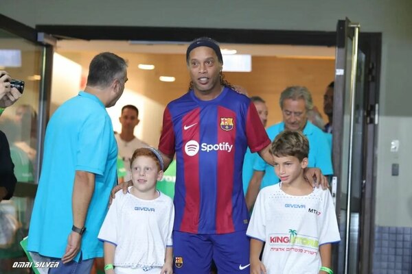 Versus / ¡Como en sus mejores tiempos! La finta de Ronaldinho para eludir a un aficionado