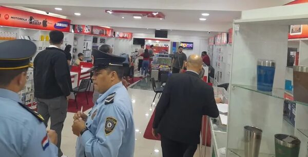 Ciudad del Este: allanan tienda tras denuncia de coacción y robo a turista brasileño - ABC en el Este - ABC Color