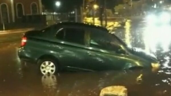 Intensa tormenta deja a su paso raudales, cables sueltos, árboles caídos y otros daños