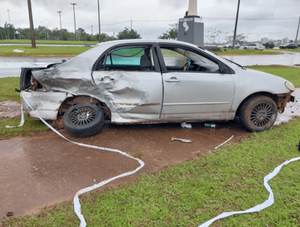 AUTOMOVILISTA PROTAGONIZA ACCIDENTE DE TRÁNSITO EN ENCARNACIÓN Y LUEGO SE DA A LA FUGA