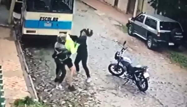 Se peleó con dos motochorros, los desarmó y disparó contra uno - Noticiero Paraguay