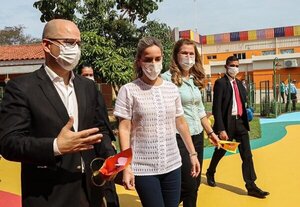 Primera Dama y ministra de Salud Pública realizan recorrido por el hospital Acosta Ñu