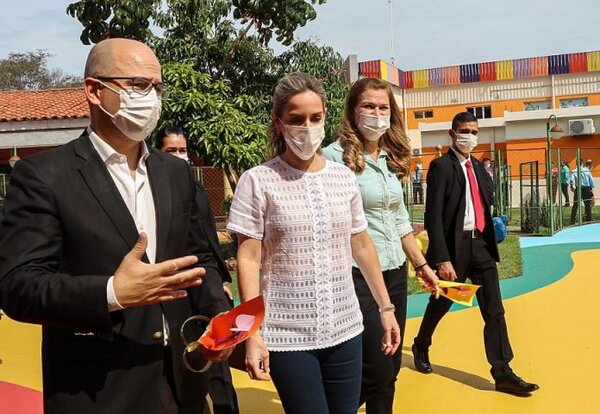 Primera Dama y ministra de Salud Pública realizan recorrido por el hospital Acosta Ñu