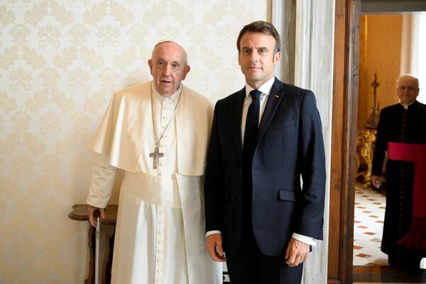 Jubiloso encuentro entre el Papa Franciso y Emmanuel Macron - Portal Digital Cáritas Universidad Católica