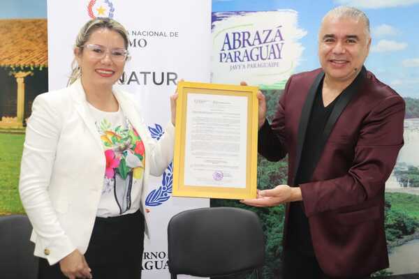 Diario HOY | Ministra premia a arpista como referente turístico del país