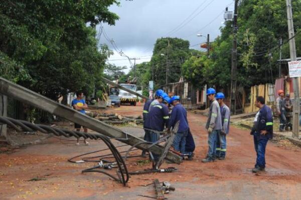 ANDE realiza trabajos de reposición del servicio luego de la tormenta