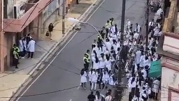Alumnos de Medicina de una universidad privada exigen al Cones sus títulos