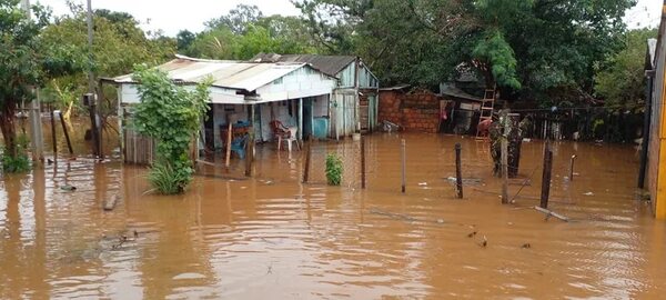 Lluvias causaron inundaciones de casas y escuela en Coronel Oviedo - Nacionales - ABC Color