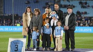 Diego Godín fue homenajeado antes del debut uruguayo con Chile