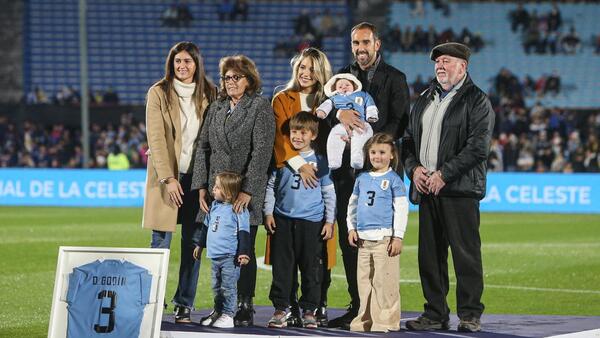 Diego Godín fue homenajeado antes del debut uruguayo con Chile