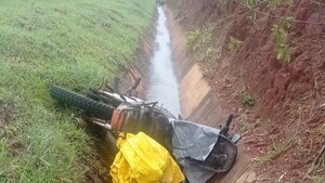 Hallan muerto a un motociclista en una cuneta en Yguazú