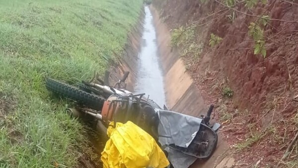 Hallan muerto a un motociclista en una cuneta en Yguazú