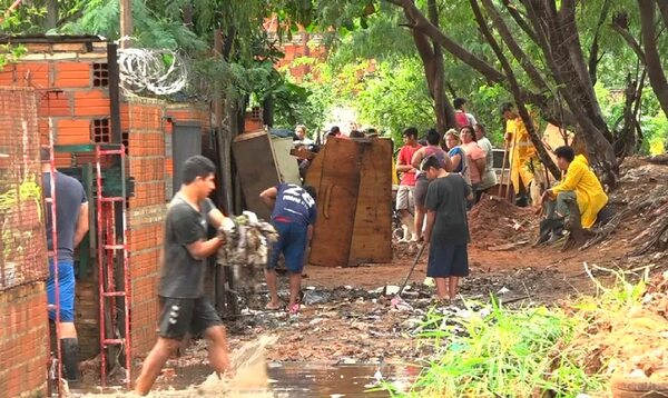Temporal afectó a unas 200 familias de los bañados, que se inundaron - Nacionales - ABC Color