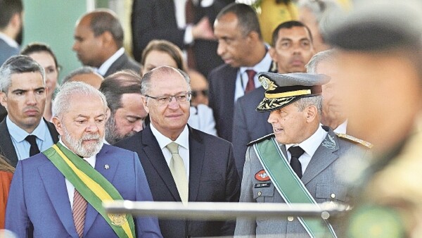 Lula lanza mensaje a militares para despolitizar las FFAA