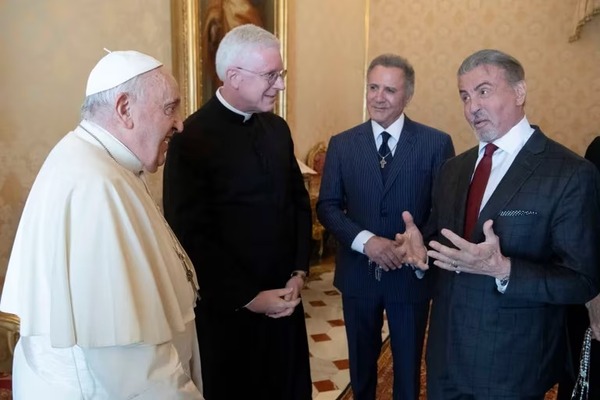 El papa Francisco recibió a “Rocky Balboa” en el Vaticano - Unicanal