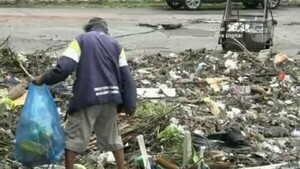 Toneladas de basura taponaron los desagües en Asunción