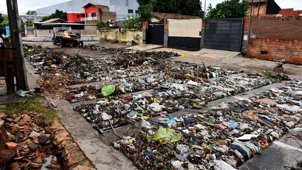 Ante fuerte temporal, Asunción se vio rebasada por raudal y basuras