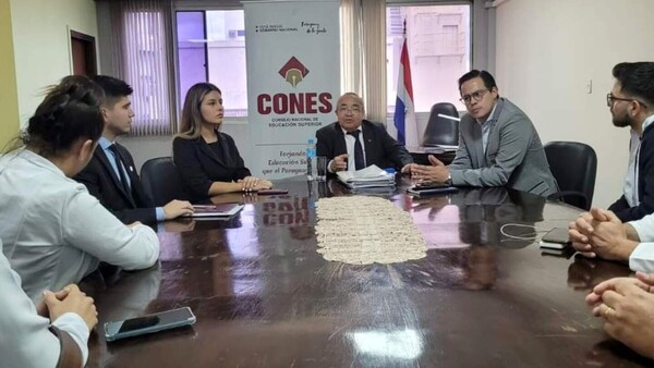 Estudiantes de Medicina exigen sus títulos al Cones