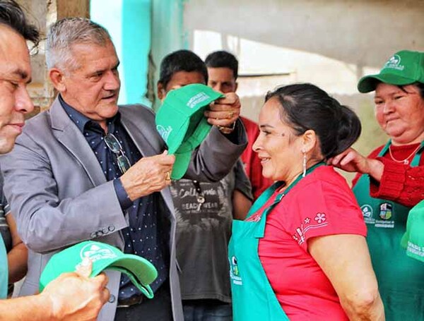 Cano entrega kits de salubridad a Asociación de Vendedores del Mercado de Abasto de Hernandarias | DIARIO PRIMERA PLANA