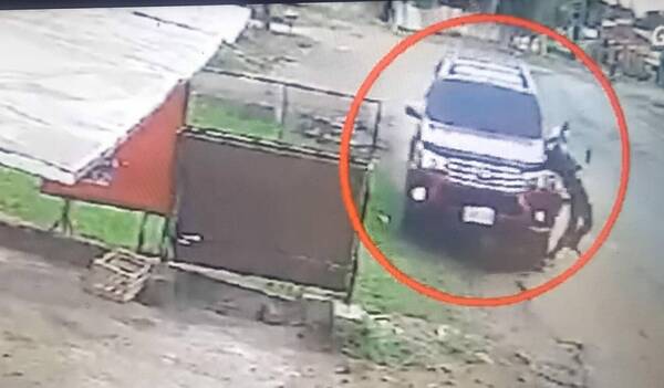 [VIDEO] Camioneta atropelló a joven y lo dejó tirado sobre la avenida