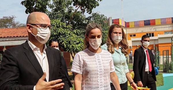 La Nación / Primera dama y ministra visitan hospital