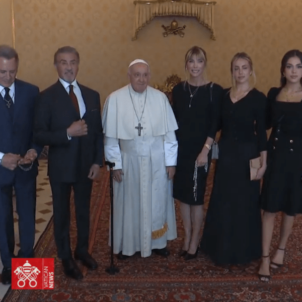 EL PAPA RECIBIÓ EN EL VATICANO A SYLVESTER STALLONE: “HEMOS CRECIDO CON SUS PELÍCULAS”