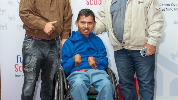 100 personas reciben sillas de ruedas todoterreno a través de Misiones de solidaridad