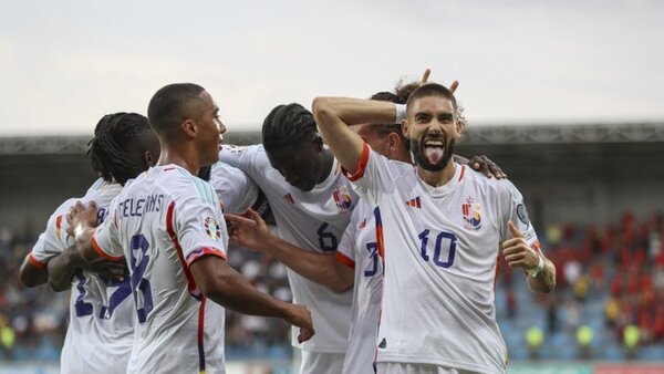 Yannick Carrasco pone líder a Bélgica