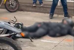 Ñandereja al rozarse por otra moto: cayó al suelo y un colectivo lo pasó por encima