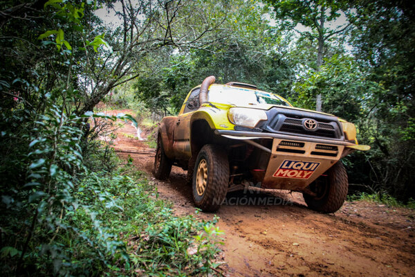 Versus / El barro hace acto de presencia en una dura etapa en Caazapá