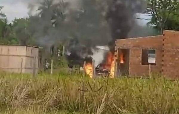 Voraz incendio consumió por completo un automóvil: encuentran un cuerpo calcinado