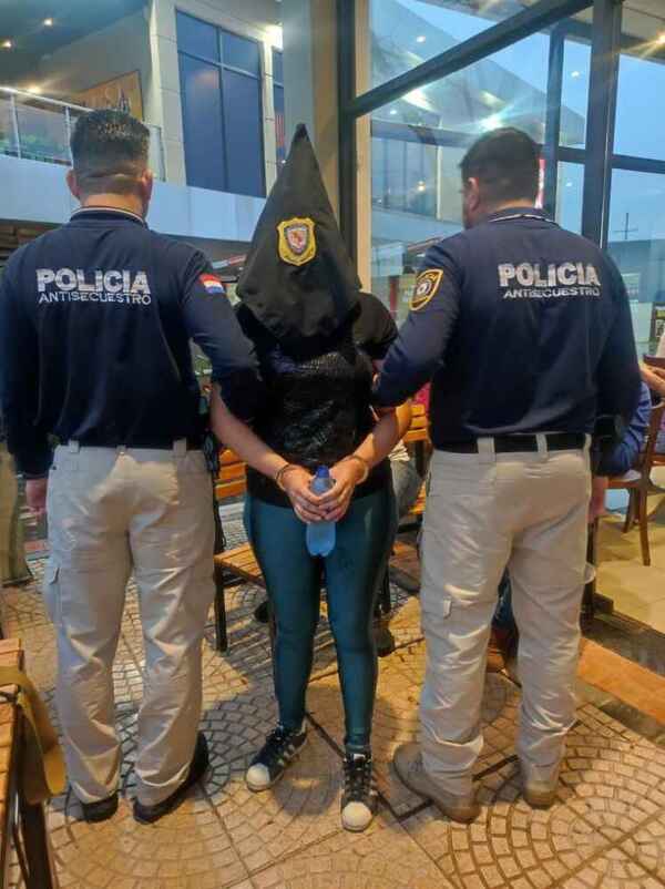 Supuestos extorsionadores caen en entrega vigilada