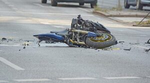 Motociclista es hallado muerto en una cuneta