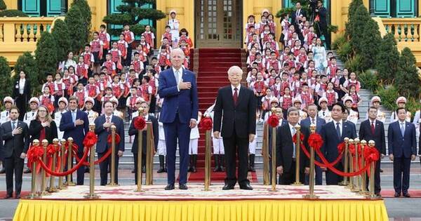 La Nación / Biden visita Vietnam, a pasos de la frontera con China