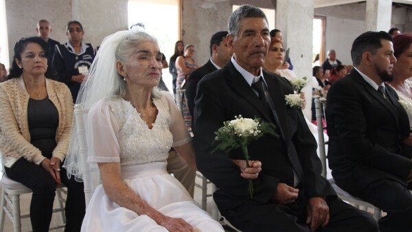 Boda masiva: dieron el sí tras 58 años de relación