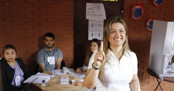 La Nación / Diana Recalde deposita su voto y destaca entusiasmo de villaeliseños