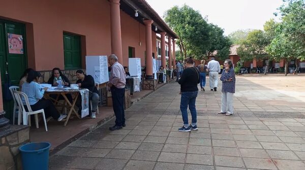 Con relajada participación se inician las elecciones en Capiatá - Política - ABC Color