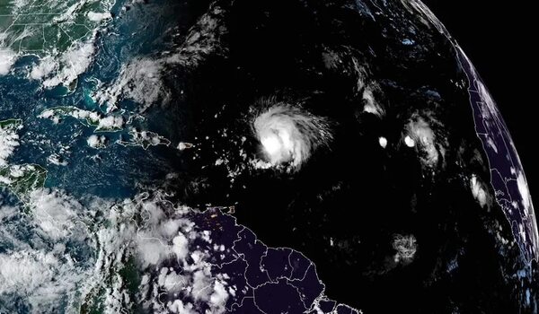 El huracán Lee ralentiza su velocidad pero sus vientos ganarán fuerza en los próximos días - Mundo - ABC Color