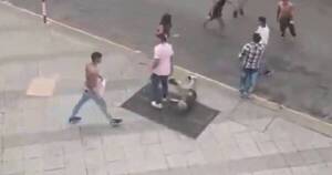 La Nación / Brutal pelea callejera: joven ya rendido quedó inconsciente por patadas en la cabeza