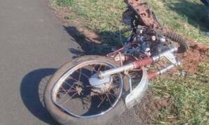 Dos muertos en un brutal choque frontal de motos: un adolescente pelea por su vida