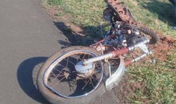 Dos muertos en un brutal choque frontal de motos: un adolescente pelea por su vida