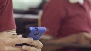 Roban celular a alumno dentro de la propia clase