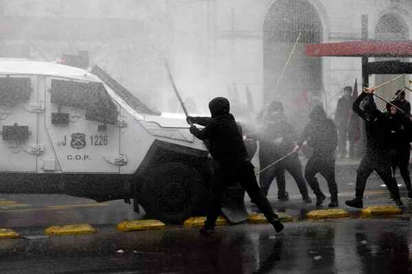 Vandalizaron La Moneda en víspera del aniversario del golpe contra Allende